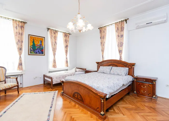 Royal Meeting Point Apartment Family & Group Friendly Up To 8