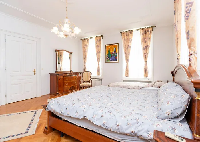 Royal Meeting Point Apartment Family & Group Friendly Up To 8