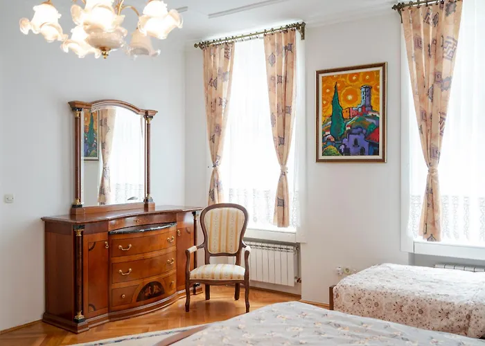 Royal Meeting Point Apartment Family & Group Friendly Up To 8