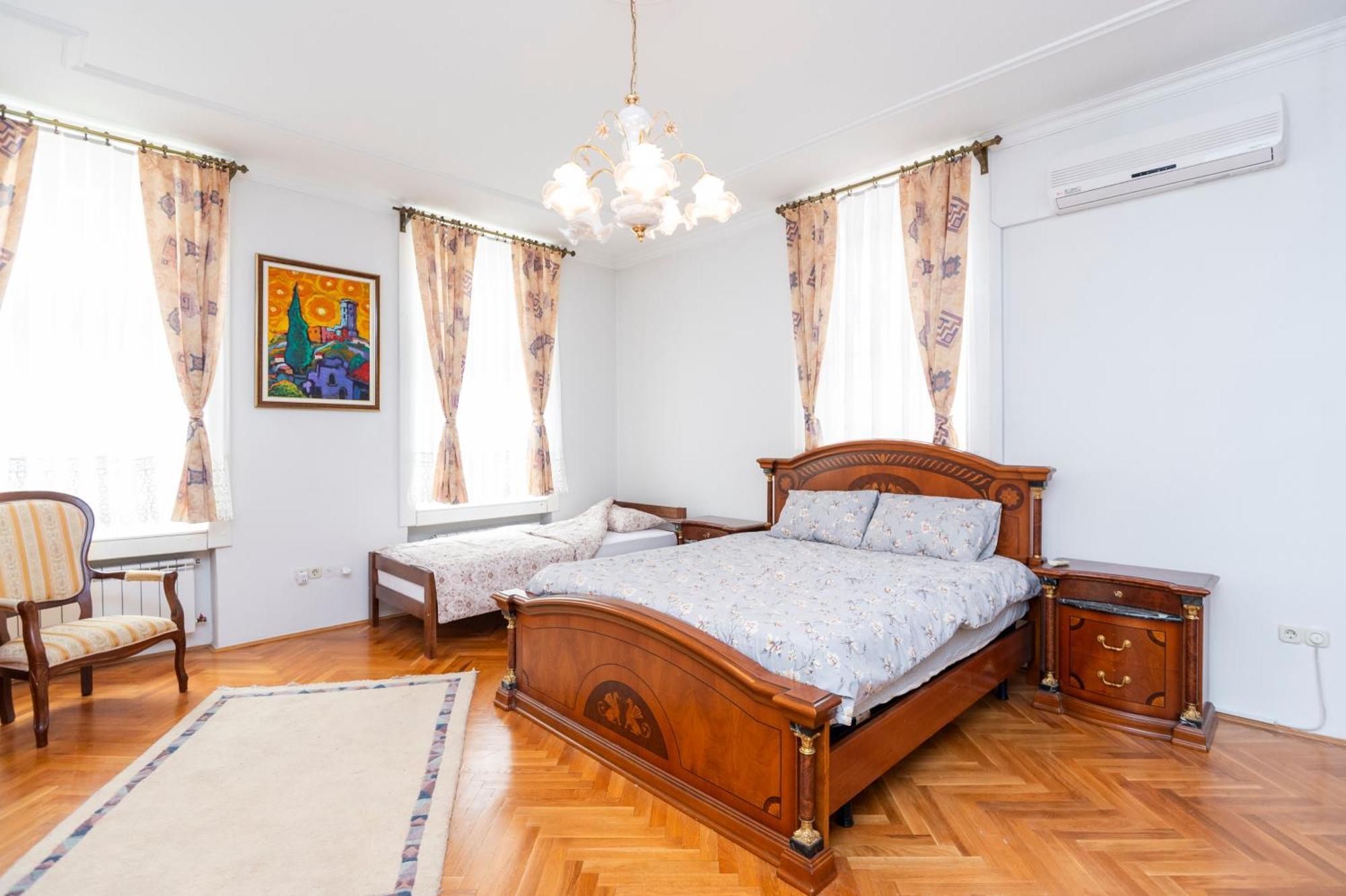 Royal Meeting Point Family & Group Friendly Up To 8 Appartement *