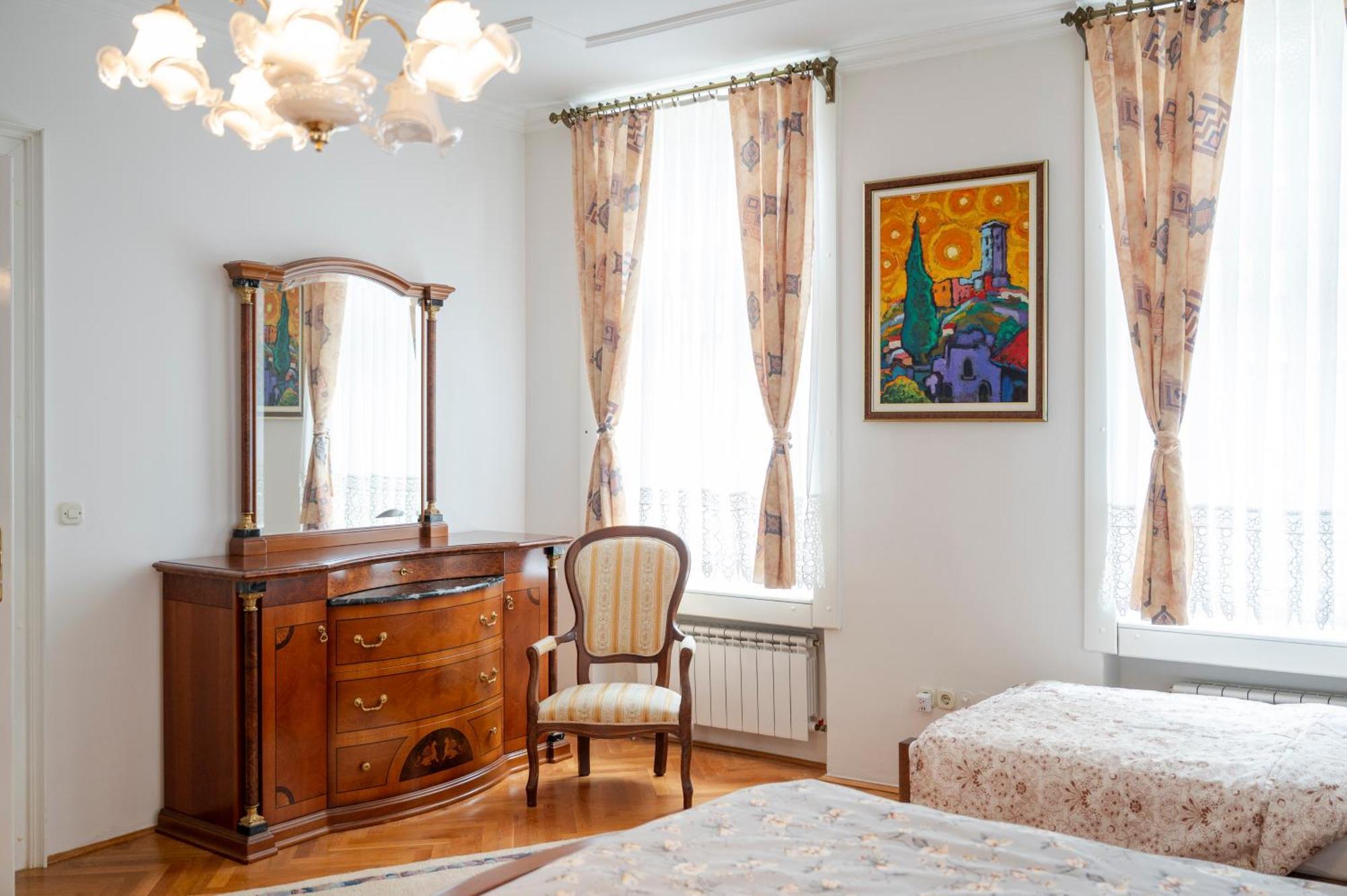 Royal Meeting Point Family & Group Friendly Up To 8 Appartement *